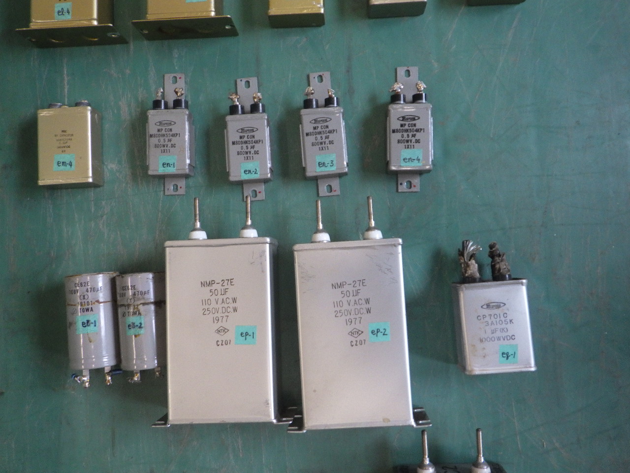 PCBコンデンサ類の分類・保管事例