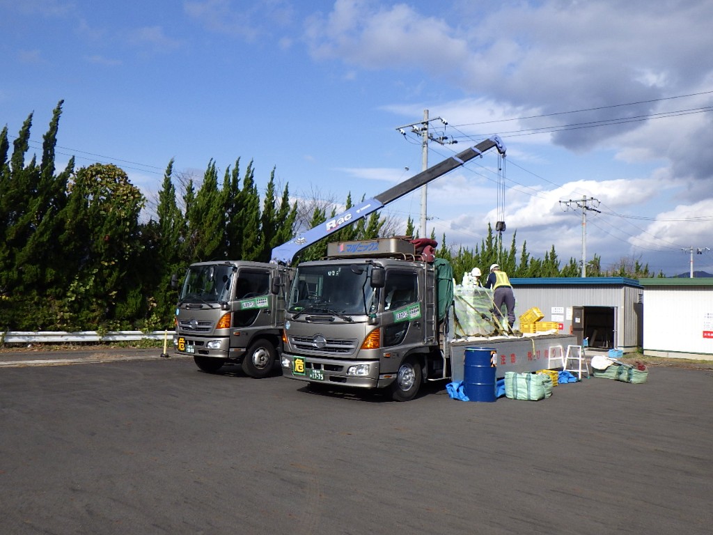 マルニックスのクレーン車によるPCB廃棄物処理作業
