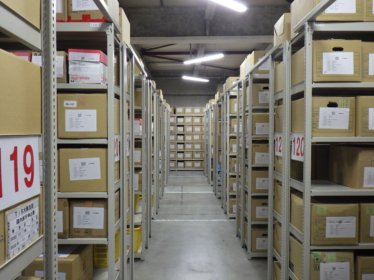 文書保管倉庫の棚に整理された書類ボックス