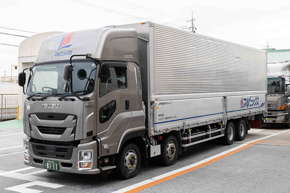 マルニックスのウィング車による一般貸切輸送