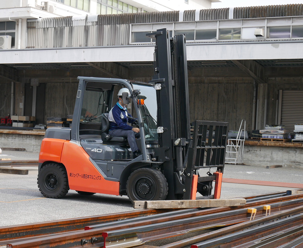 大型フォークリフトによるレール等の重量物輸送作業